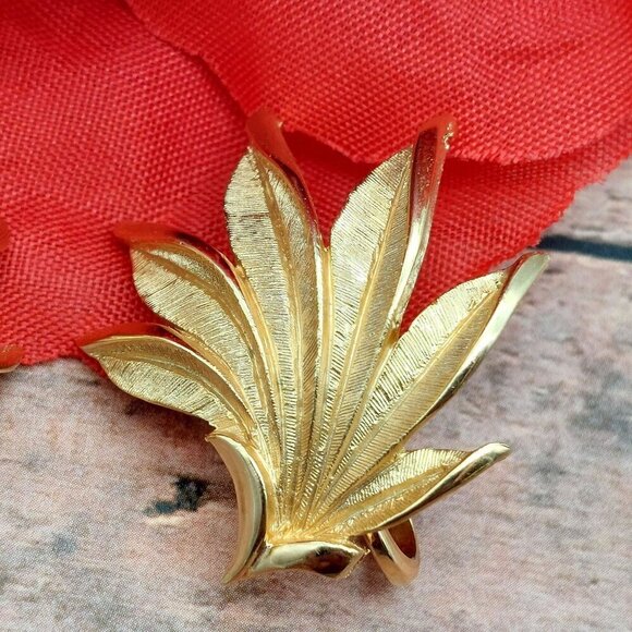 Vintage Crown Trifari Large Clip Earrings Brushed Gold Tone Leaves Feathers - Picture 2 of 7